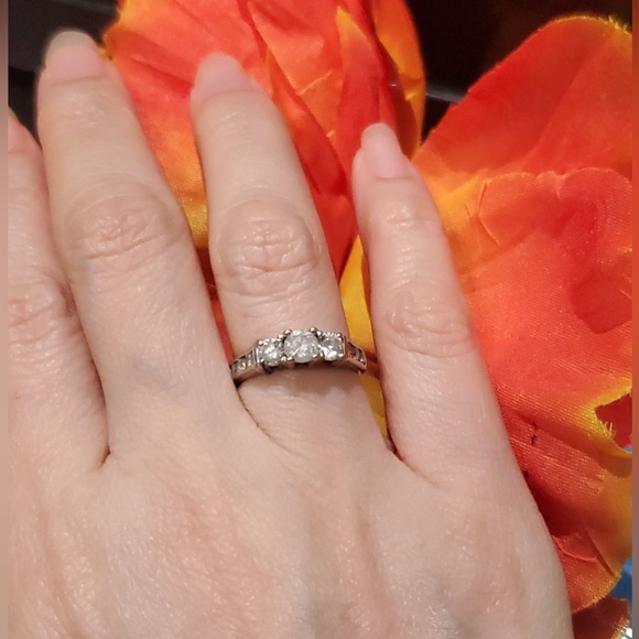 14K White Gold Diamond Ring
Size 9.5 with white gold ring guard - Picture 2 of 12